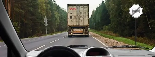 При движении по двухполосной дороге за грузовым автомобилем у Вас появилась возможность совершить об