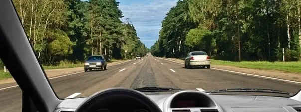 Можно ли Вам продолжить движение по средней полосе после опережения автомобиля, движущегося по право