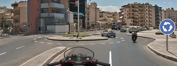 Вы намерены произвести разворот на перекрестке. Какие указатели поворота необходимо включить перед в