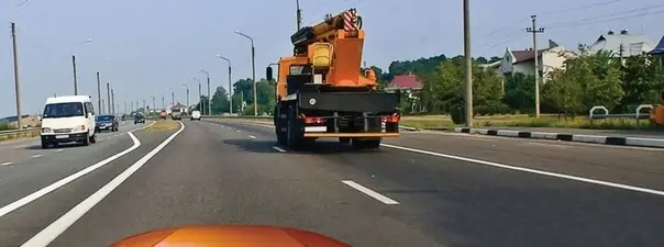 По какой полосе Вам можно продолжить движение в населённом пункте после опережения грузового автомоб