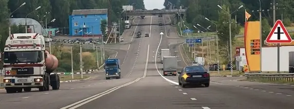 Можно ли водителю легкового автомобиля выполнить опережение грузовых автомобилей вне населенного пун