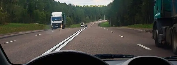 Можно ли Вам после опережения грузового автомобиля продолжить движение по левой полосе вне населенны