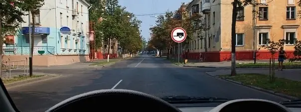 Разрешено ли Вам при управлении легковым автомобилем с прицепом продолжить движение в прямом направл