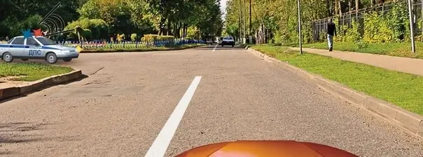 При движении в каком направлении Вы должны уступить дорогу автомобилю с включенными проблесковым мая