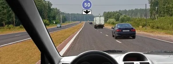 С какой скоростью Вы можете продолжить движение вне населённого пункта по левой полосе на легковом а