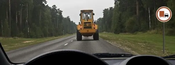 Можно ли Вам обогнать трактор, управляя грузовым автомобилем с разрешенной максимальной массой не бо